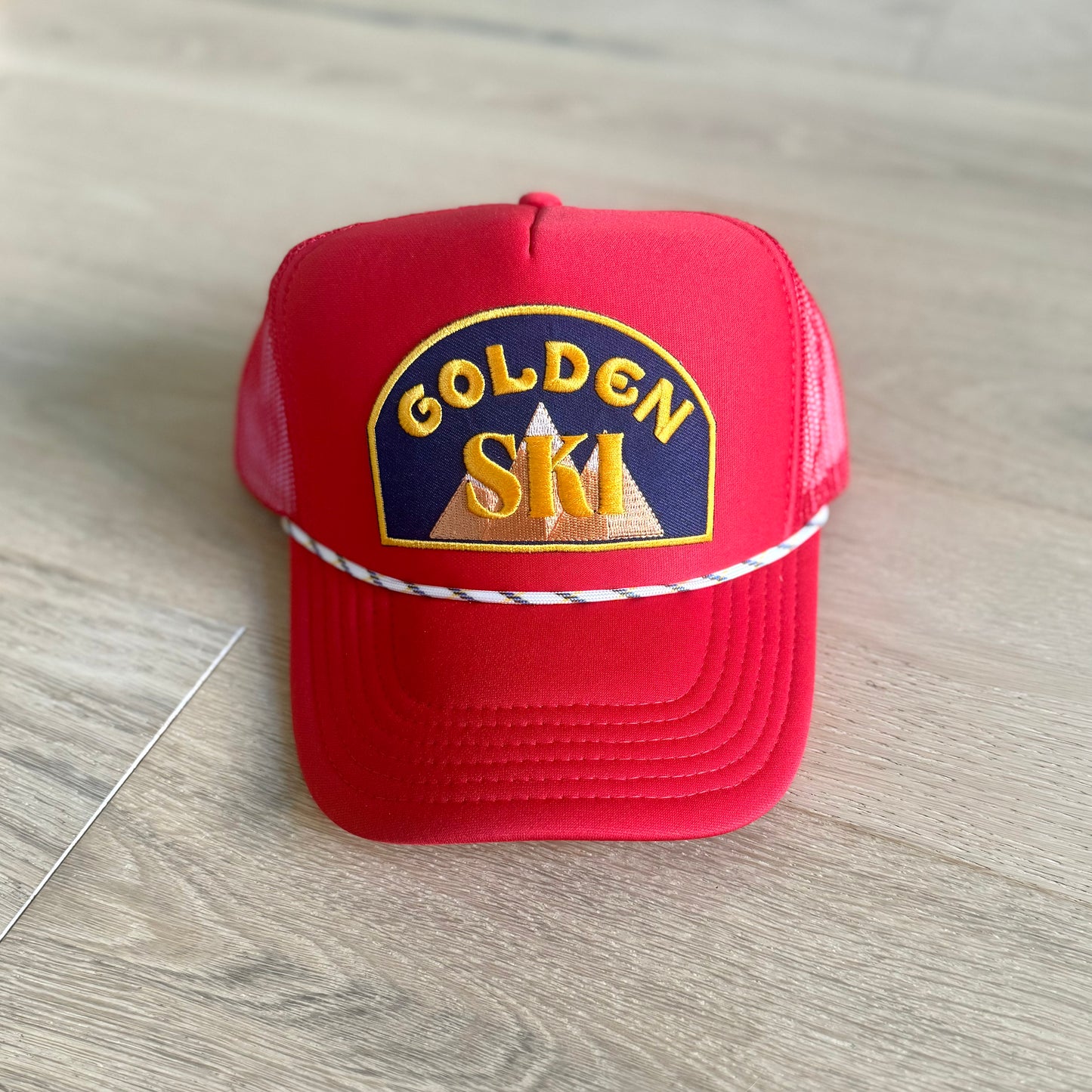 "GOLDEN SKI" Trucker Hat